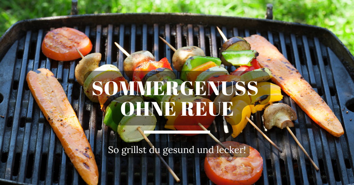Bunte Gemüsespieße auf einem Gasgrill, die von einer Hand mit Zange gewendet werden.