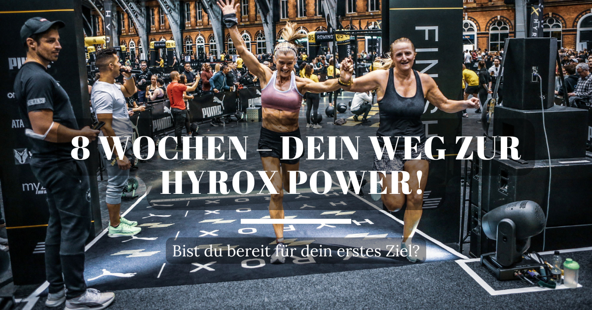 Zwei Frauen laufen erschöpft, aber glücklich beim HYROX Double ins Ziel, nach einem erfolgreichen Wettkampf.