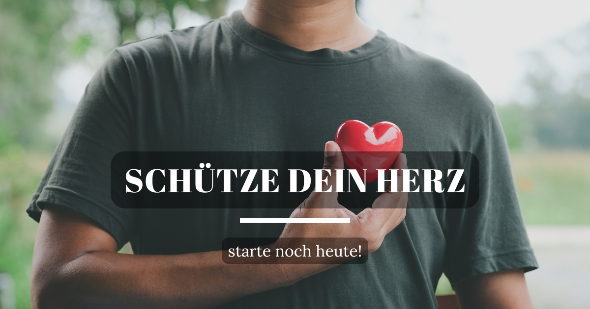 Mann hält rotes Herz aus Holz vor der Brust, Symbol für Herzgesundheit und Prävention