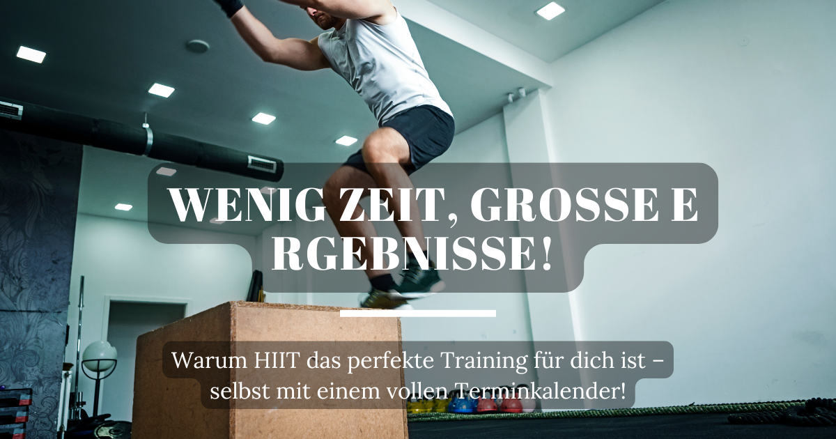 Ein Mann springt mit voller Energie auf eine Box im Fitnessstudio, um die Intensität von HIIT zu demonstrieren.