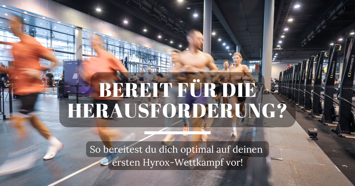 Mehrere Athleten laufen während eines Hyrox-Wettkampfs und stellen ihre Ausdauer und Fitness unter Beweis.