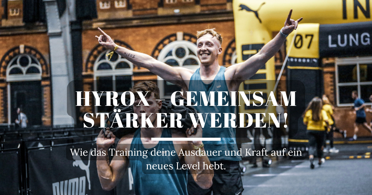 Zwei Männer übergeben sich einen Sandbag während des Hyrox-Trainings und arbeiten gemeinsam an ihrer Ausdauer und Kraft.