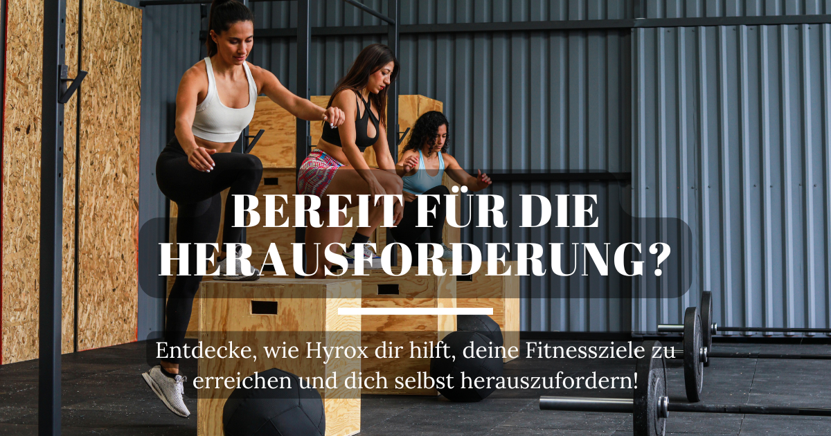 Drei Frauen steigen gemeinsam auf eine Box im Functional Training Club und bereiten sich auf die Hyrox-Challenge vor.