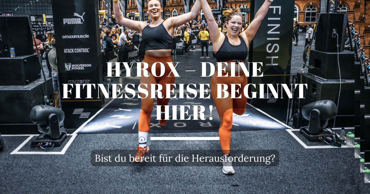 Zwei Frauen laufen gemeinsam auf das Ziel beim Hyrox-Wettkampf zu und feiern ihre Leistung.