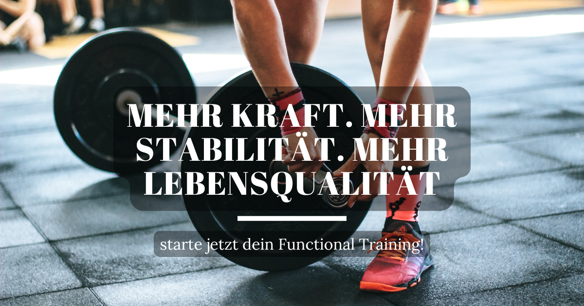 Person legt Gewichtsscheibe auf eine Langhantel im Functional Training Club