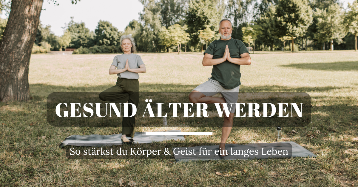 Zwei ältere Menschen meditieren gemeinsam im Garten unter einem Baum, genießen die Sonne und Ruhe