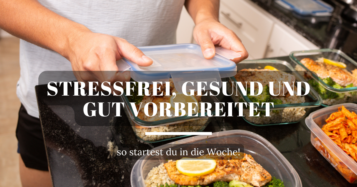 Mann verschließt Vorratsdosen mit vorbereiteten Mahlzeiten für die Woche, Meal Prep, gesunde Ernährung, Portionierung