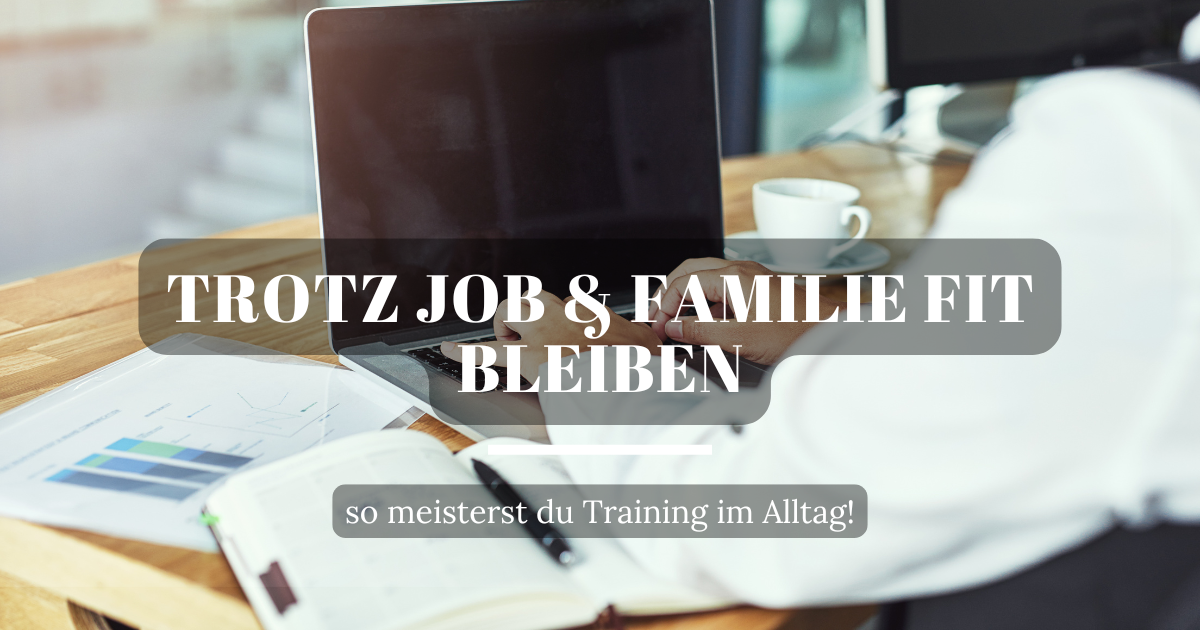 Frau sitzt am Schreibtisch, umgeben von Notizen, Laptop und Aufgabenlisten, wirkt gestresst und unter Druck.