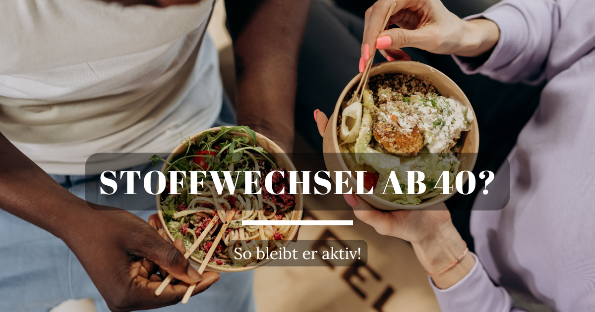 Zwei Frauen essen gesunde Bowls aus Schüsseln mit Stäbchen, gesunde Ernährung im Fokus.