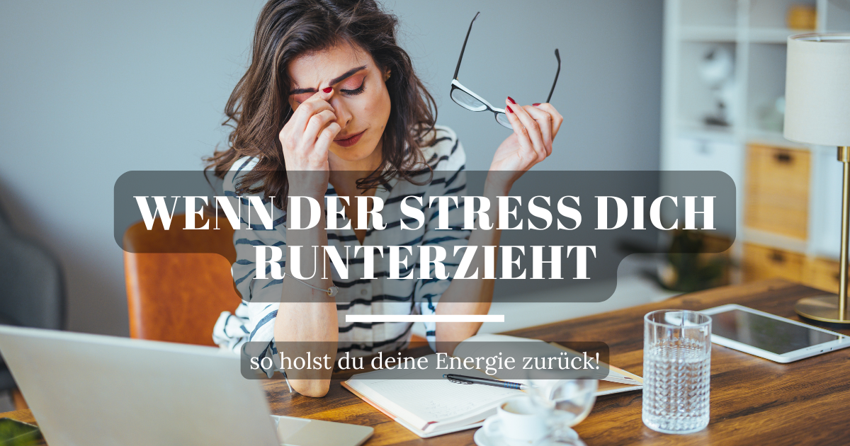 Frau liegt erschöpft mit dem Kopf auf einem Schreibtisch voller Unterlagen, Laptop, Stifte und Kaffee – Symbol für Stress und Überlastung.
