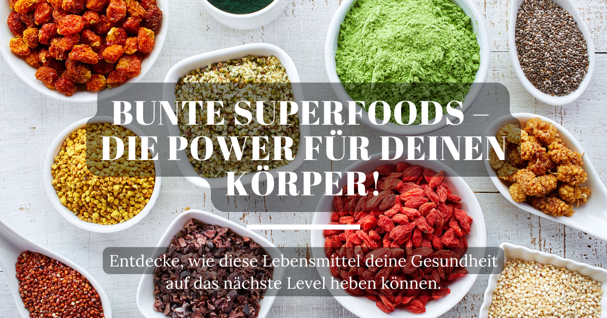 Bunte Superfoods wie Beeren, Avocados und Nüsse auf einem Tisch, die die Vielfalt und Nährstoffdichte gesunder Lebensmittel zeigen.