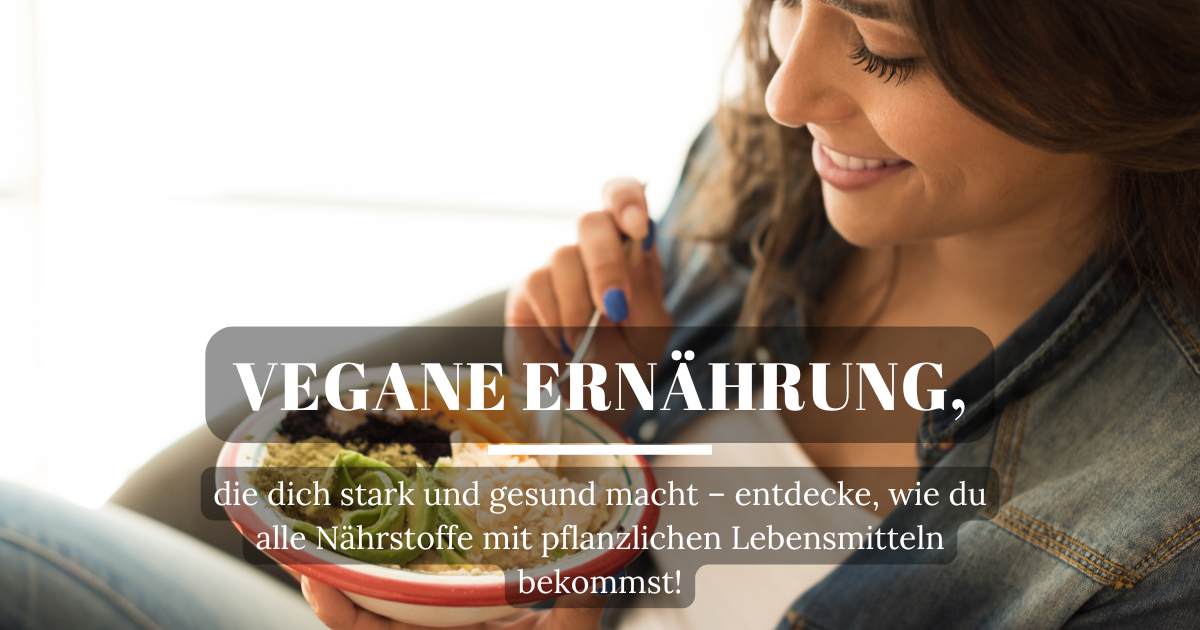 Eine Frau isst eine gesunde Veggie Bowl, gefüllt mit buntem Gemüse, Quinoa und frischen Zutaten, als Teil ihrer veganen Ernährung.