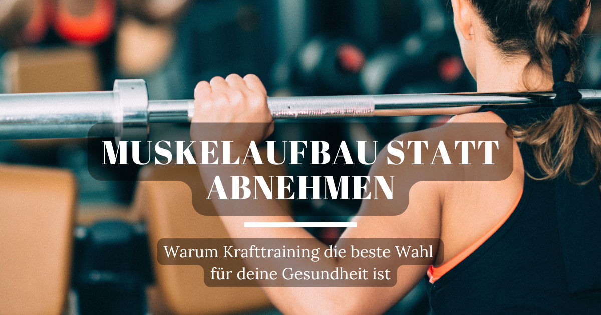 Frau trainiert mit einer Langhantel auf den Schultern, um ihre Rückenmuskulatur und den Muskelaufbau zu fördern.