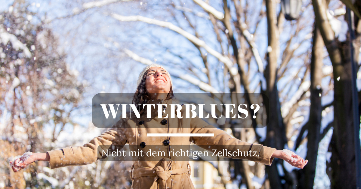 Glückliche Frau in verschneiter Natur steht für mentale Stärke, gute Stimmung und Schutz vor Winterblues durch antioxidative Unterstützung.